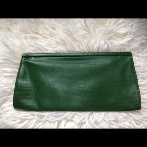 Loft clutch with detachable strap